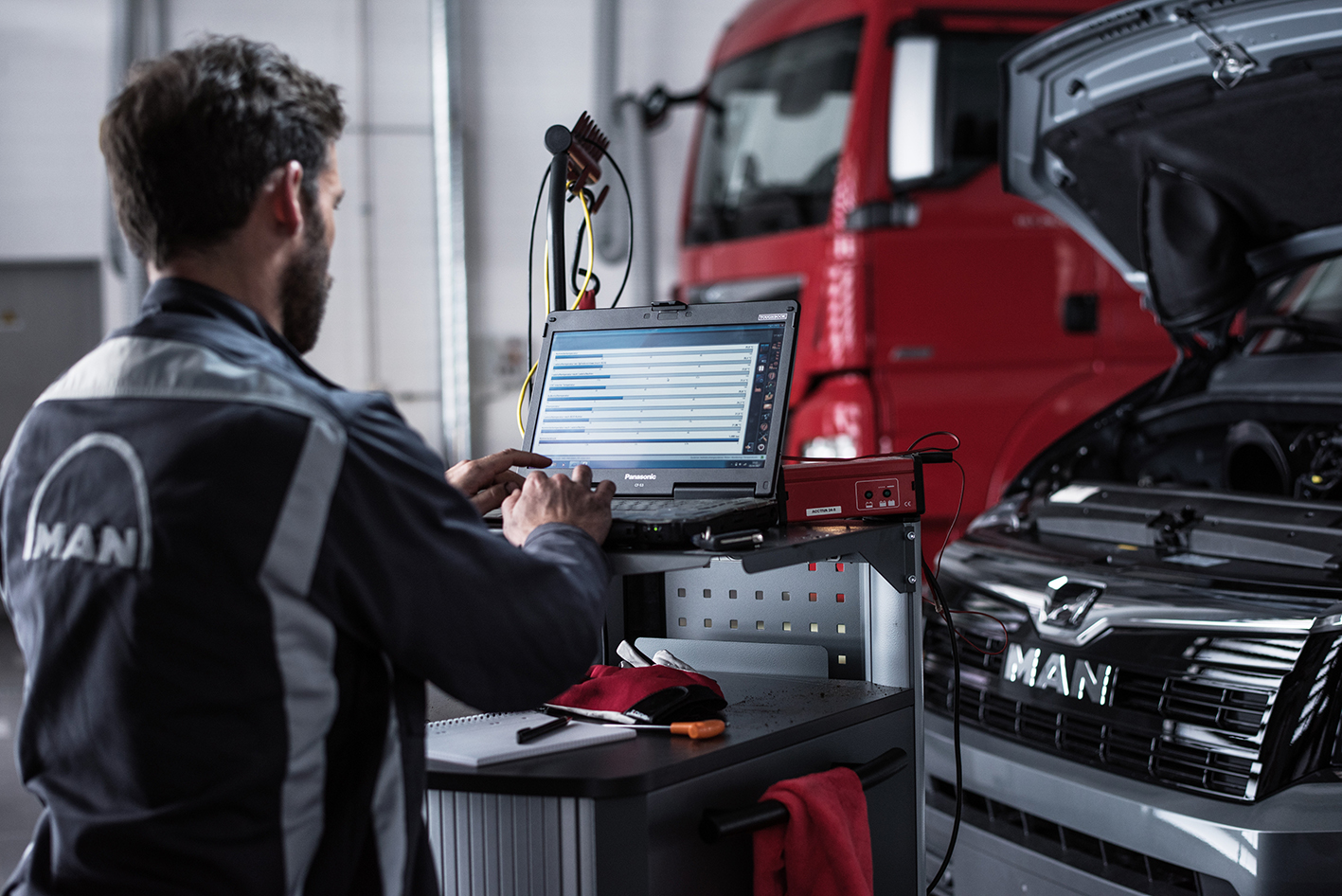 Процесс компьютерной диагностики грузовых автомобилей МАН в грузовом СТО «ДАФ-Питер»